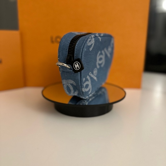 CHANEL Denim Cosmetics Bag with Optional Unbranded Chain - Picture 7 of 12